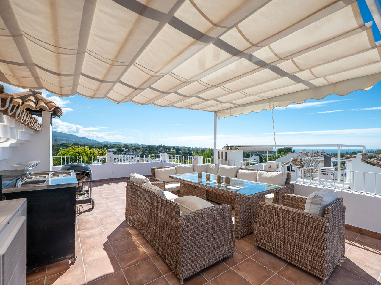 Renovated Townhouse with Tourist Licence for Sale in Aloha Pueblo, Nueva Andalucía – Panoramic Rooftop Terrace and Mediterranean Lifestyle
