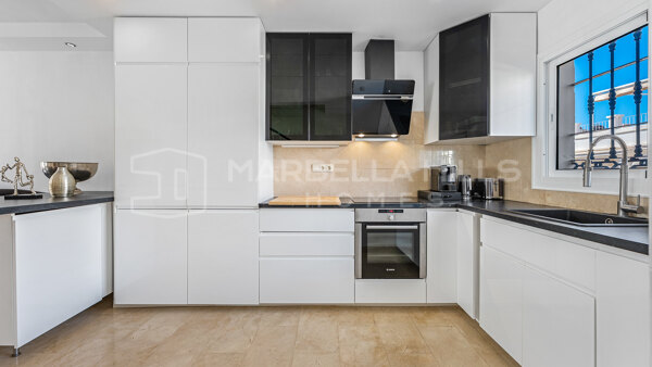 Renovated Townhouse with Tourist Licence for Sale in Aloha Pueblo, Nueva Andalucía – Panoramic Rooftop Terrace and Mediterranean Lifestyle