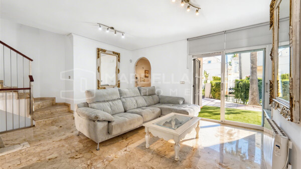 Casa adosada junto a la playa con licencia turística en venta en Costabella, Marbella Este – A pocos pasos del mar