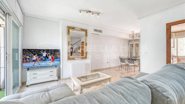 Casa adosada junto a la playa con licencia turística en venta en Costabella, Marbella Este – A pocos pasos del mar