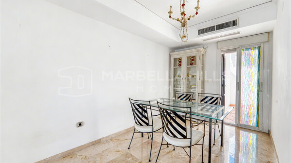 Casa adosada junto a la playa con licencia turística en venta en Costabella, Marbella Este – A pocos pasos del mar
