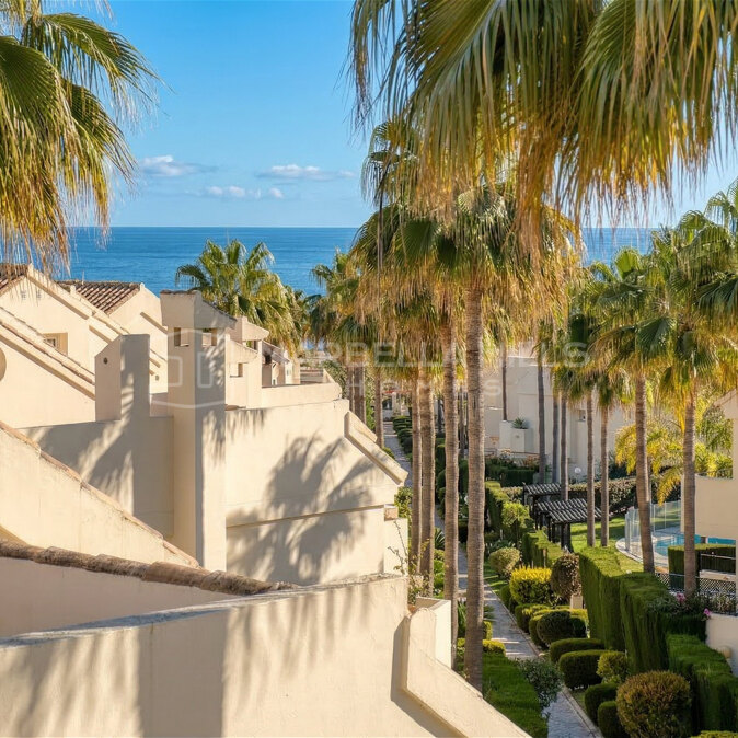 Stadthaus in Strandnähe mit Touristenlizenz zum Verkauf in Costabella, Marbella Ost – Nur wenige Schritte vom Meer entfernt