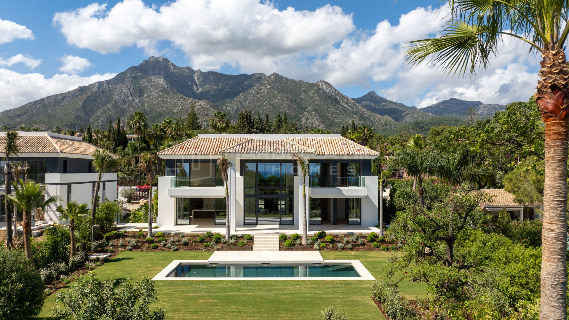 Villa Contemporánea de Lujo en Venta en la Milla de Oro de Marbella