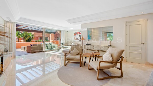 Luxuriöses Duplex-Penthouse in Erster Strandlinie in La Morera, Marbella Ost