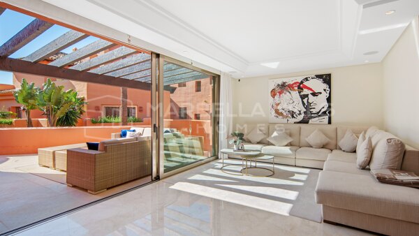 Luxuriöses Duplex-Penthouse in Erster Strandlinie in La Morera, Marbella Ost