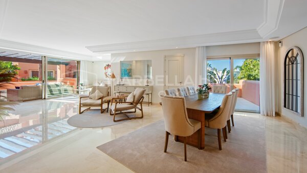 Luxuriöses Duplex-Penthouse in Erster Strandlinie in La Morera, Marbella Ost