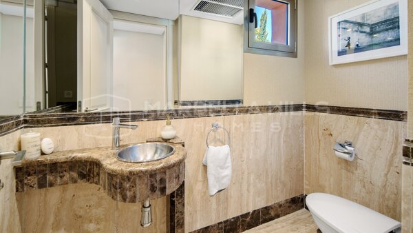 Luxuriöses Duplex-Penthouse in Erster Strandlinie in La Morera, Marbella Ost