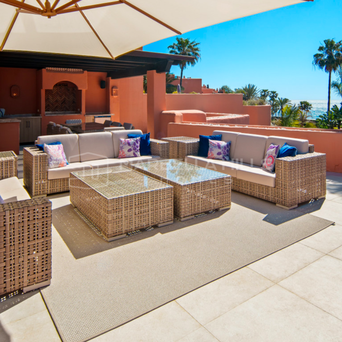 Luxuriöses Duplex-Penthouse in Erster Strandlinie in La Morera, Marbella Ost