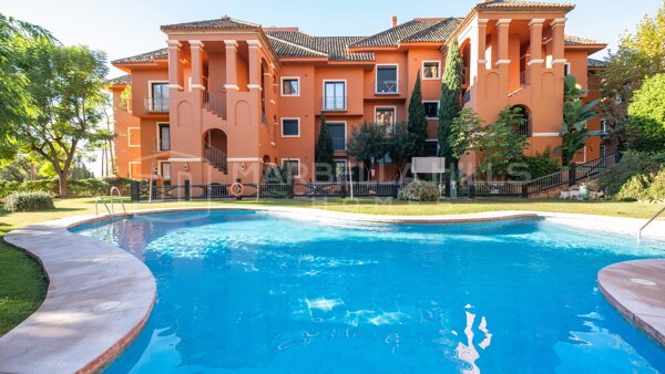 Élégant appartement d’angle à vendre à Monte Halcones, Benahavís – Vues panoramiques sur la Méditerranée et art de vivre raffiné sur la Costa del Sol