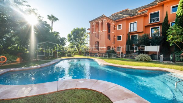 Élégant appartement d’angle à vendre à Monte Halcones, Benahavís – Vues panoramiques sur la Méditerranée et art de vivre raffiné sur la Costa del Sol