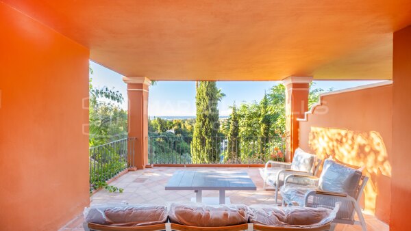 Élégant appartement d’angle à vendre à Monte Halcones, Benahavís – Vues panoramiques sur la Méditerranée et art de vivre raffiné sur la Costa del Sol