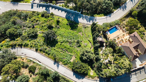 Außergewöhnliches Grundstück zum Verkauf in Monte Mayor, Benahavís – Panoramablick auf das Meer und genehmigtes Villenprojekt