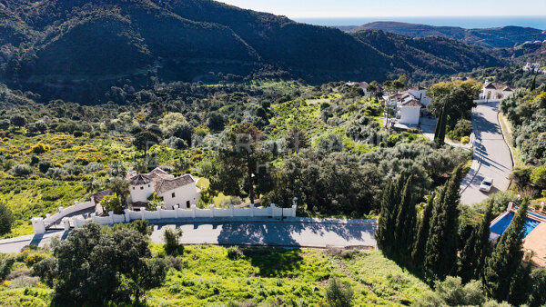 Außergewöhnliches Grundstück zum Verkauf in Monte Mayor, Benahavís – Panoramablick auf das Meer und genehmigtes Villenprojekt
