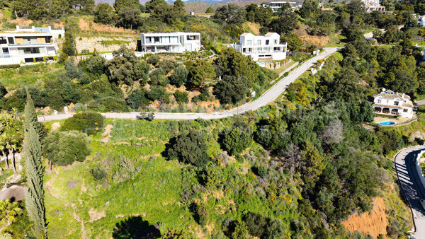 Außergewöhnliches Grundstück zum Verkauf in Monte Mayor, Benahavís – Panoramablick auf das Meer und genehmigtes Villenprojekt