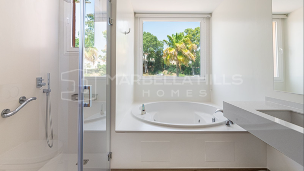 Élégant penthouse à vendre à Guadalmina Baja – Art de vivre méditerranéen raffiné à Alhambra del Golf