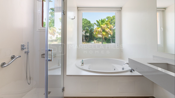 Élégant penthouse à vendre à Guadalmina Baja – Art de vivre méditerranéen raffiné à Alhambra del Golf