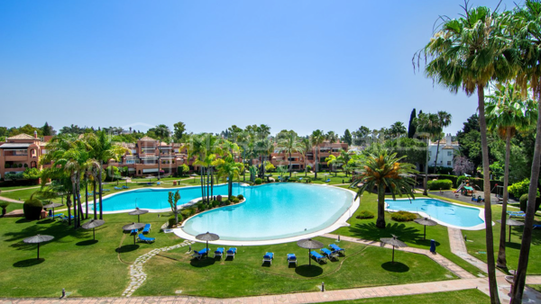 Élégant penthouse à vendre à Guadalmina Baja – Art de vivre méditerranéen raffiné à Alhambra del Golf