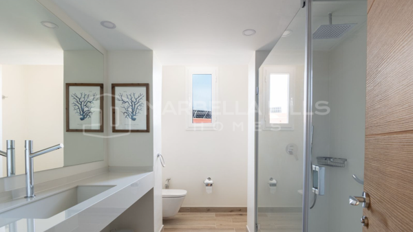 Élégant penthouse à vendre à Guadalmina Baja – Art de vivre méditerranéen raffiné à Alhambra del Golf