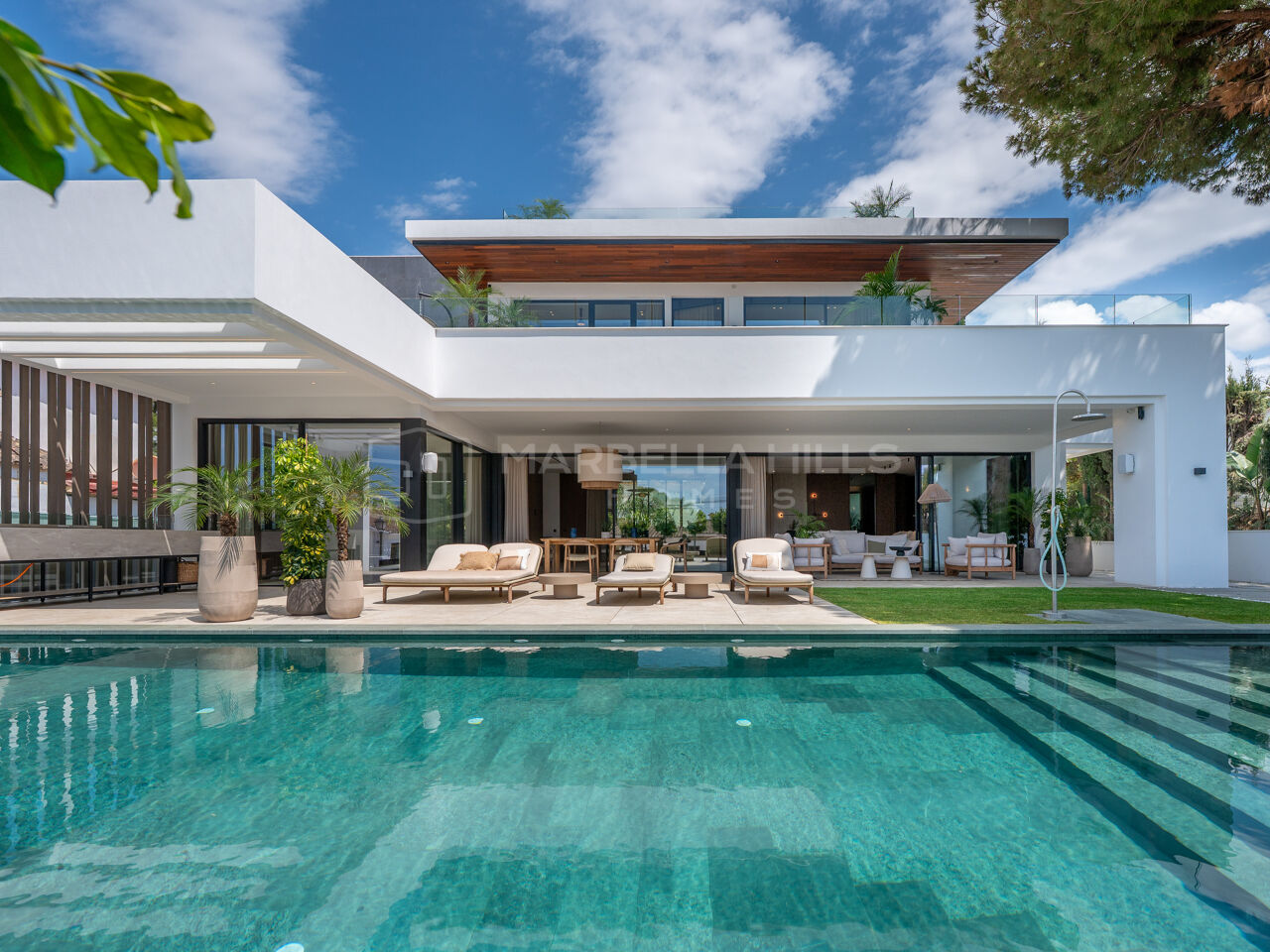 Contemporary Beachside Luxury Villa for Sale in Marbesa, Marbella – Modern Mediterranean Living Steps from the Sea