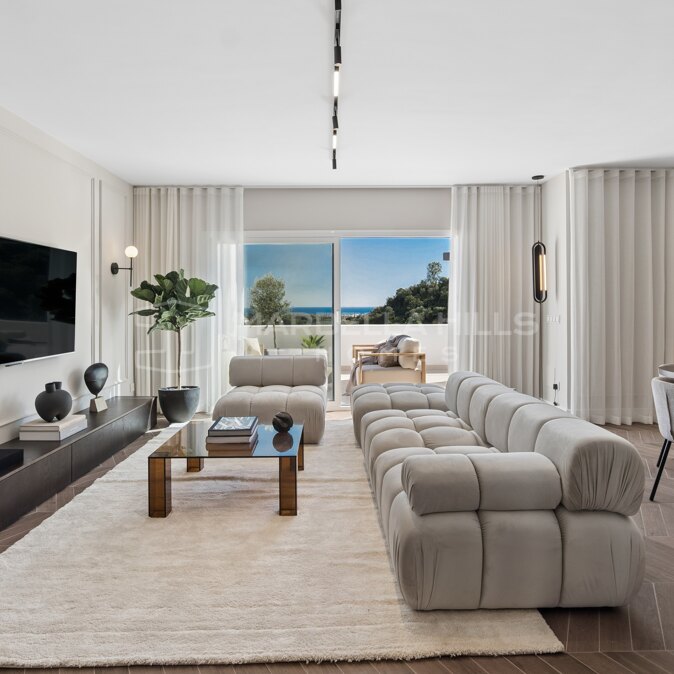 Renovated Luxury Penthouse for Sale in Los Almendros, Benahavís – Panoramic Sea & Mountain Views