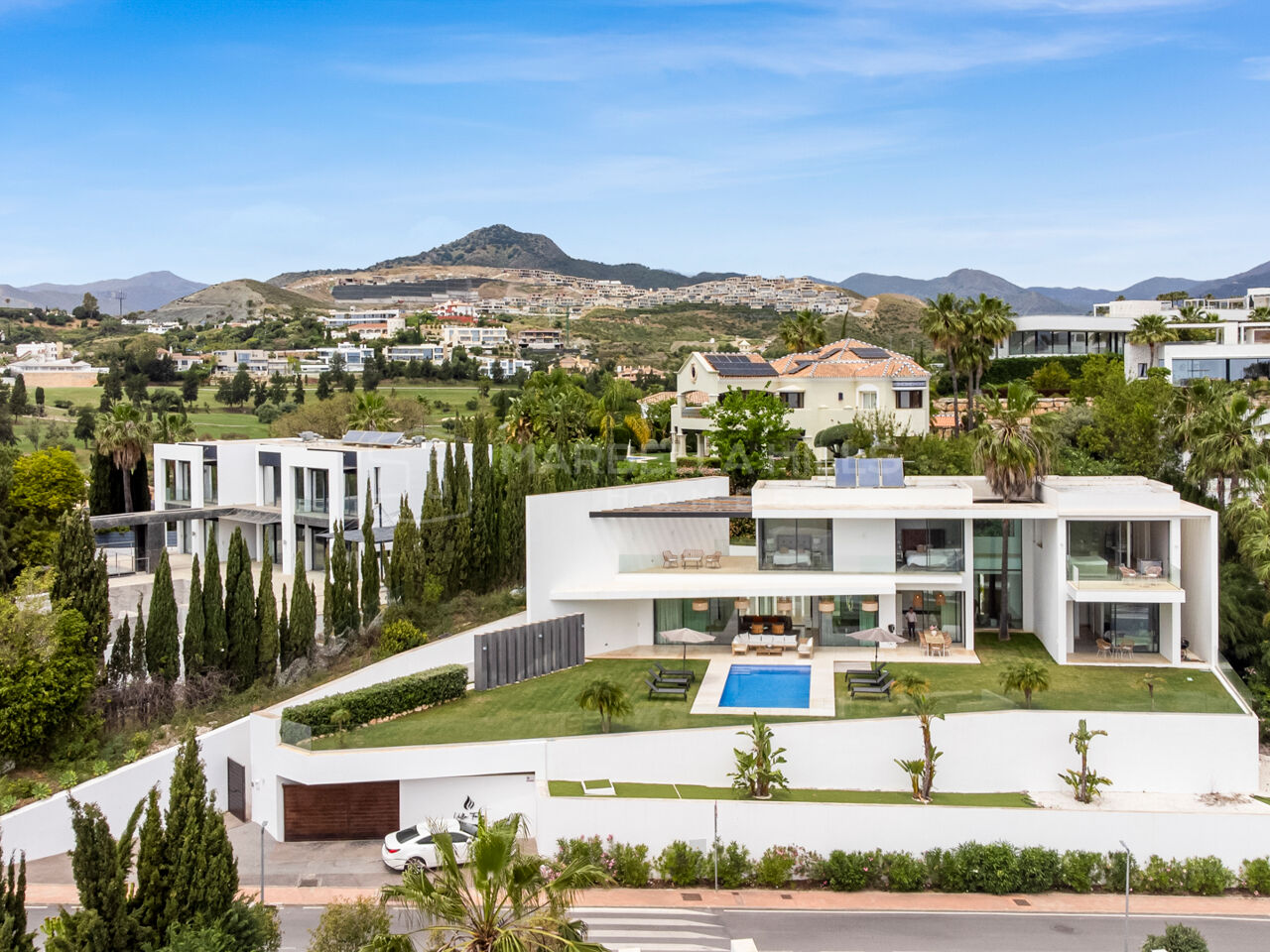 Luxuriöse Moderne Villa zum Verkauf in La Alquería, Benahavís mit Panoramablick auf das Meer