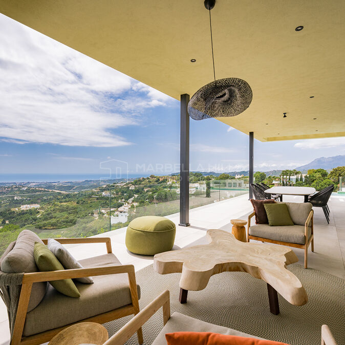 Villa Contemporánea con Piscina Infinity Climatizada y Vistas Panorámicas al Mar en Montemayor, Benahavís
