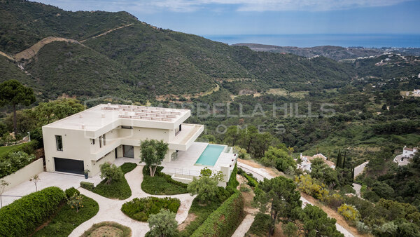 Contemporary Villa with heated Infinity Pool and panoramic Sea Views in Montemayor, Benahavís