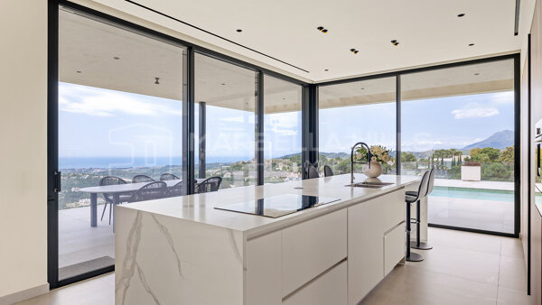 Contemporary Villa with heated Infinity Pool and panoramic Sea Views in Montemayor, Benahavís