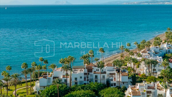 Exklusive Strandwohnung in Erster Linie in Alcazaba Beach, Estepona