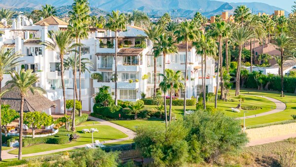 Exklusive Strandwohnung in Erster Linie in Alcazaba Beach, Estepona