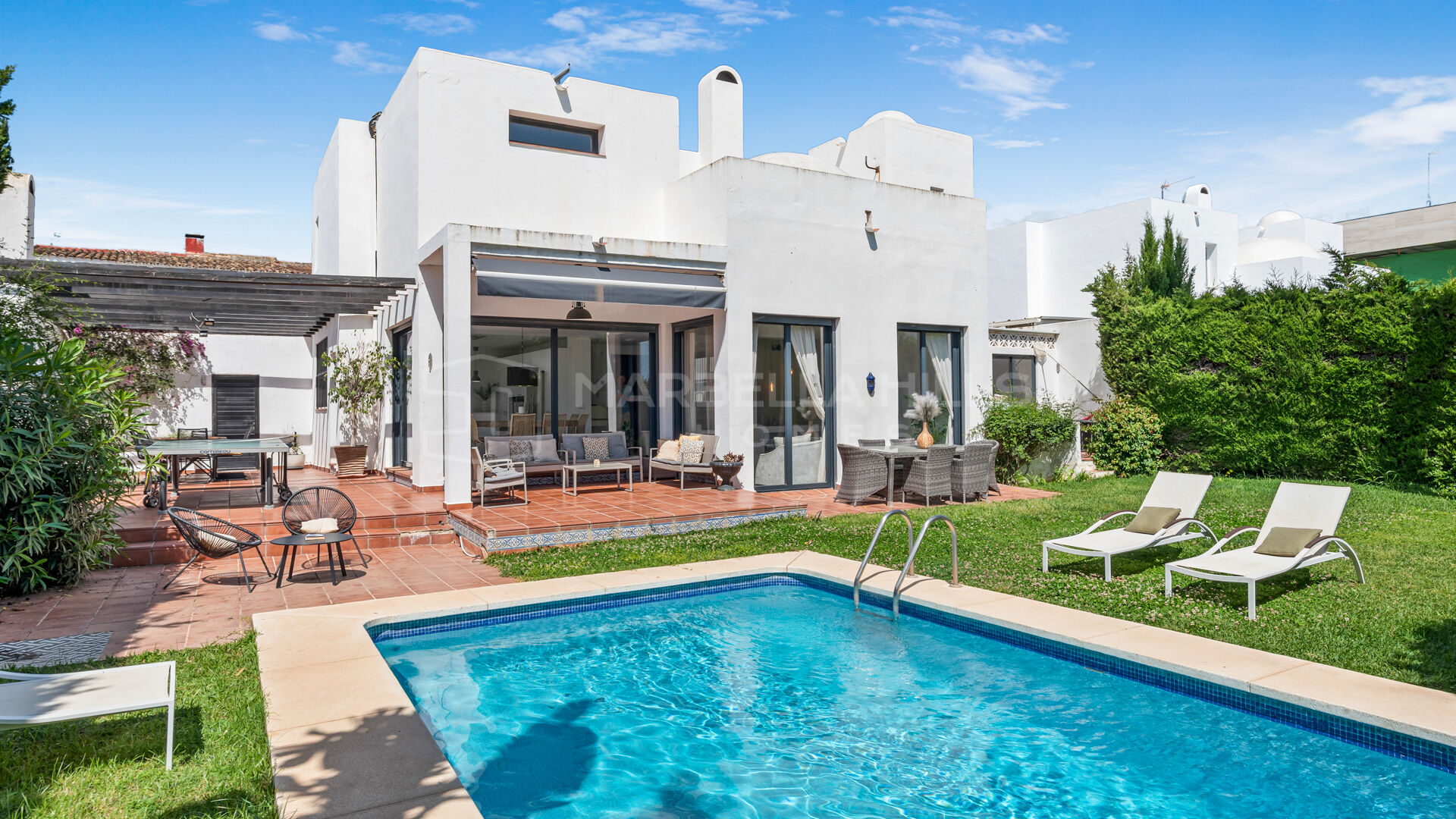 Contemporary Villa for Sale near Puerto Banús in Nueva Andalucía, Marbella