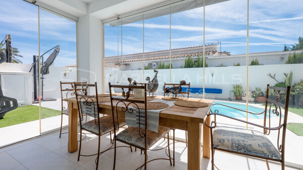 Moderne Strandvilla mit Meerblick und Rooftop-Solarium in El Saladillo, Estepona