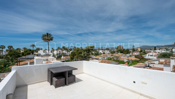 Moderne Strandvilla mit Meerblick und Rooftop-Solarium in El Saladillo, Estepona