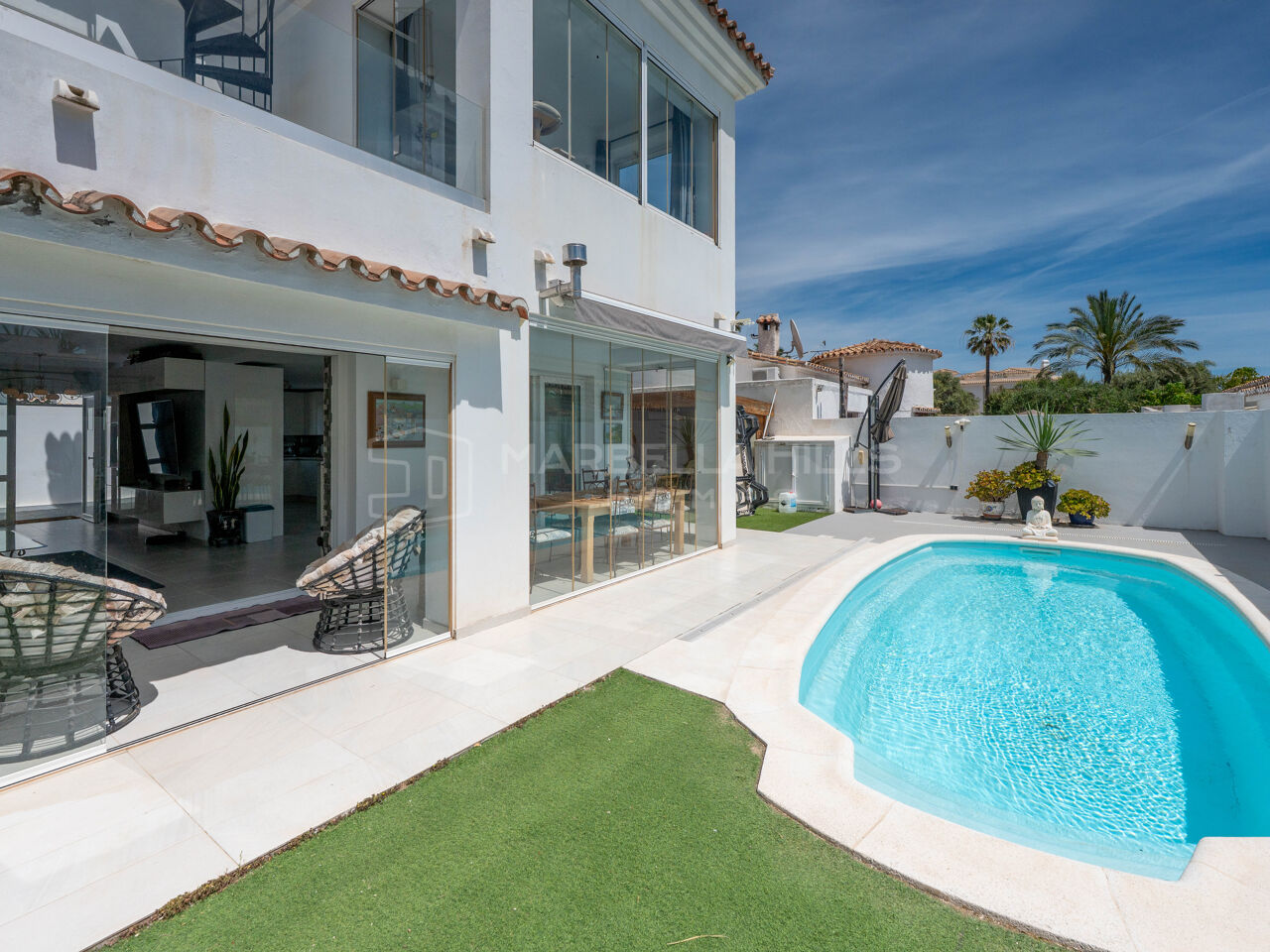 Villa Moderna junto a la Playa con Vistas al Mar y Solárium en El Saladillo, Estepona