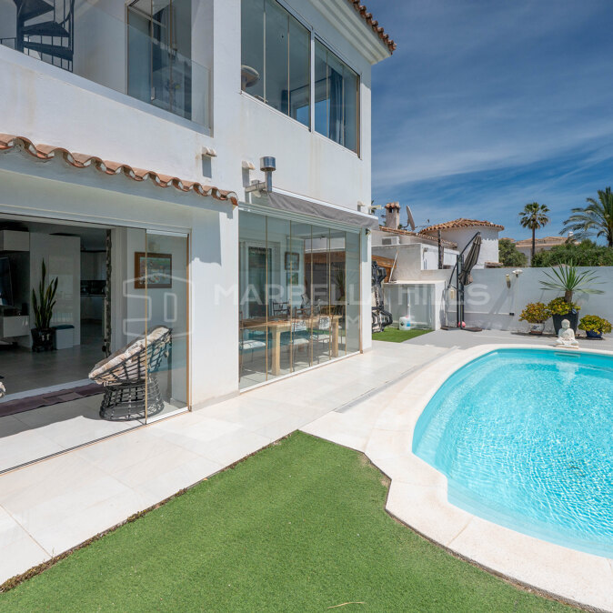 Villa Moderne à Deux Pas de la Plage avec Vue Mer et Solarium à El Saladillo, Estepona