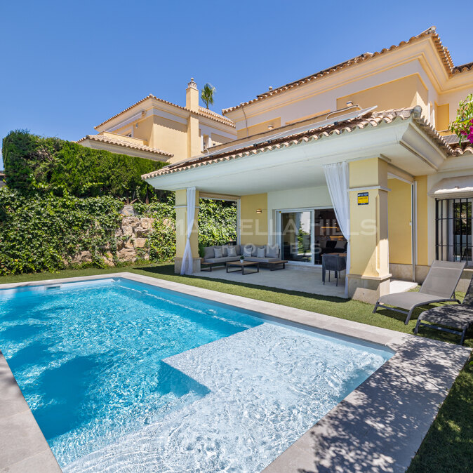 Renovierte Moderne Villa zum Verkauf in Santa Clara Golf, Marbella Ost