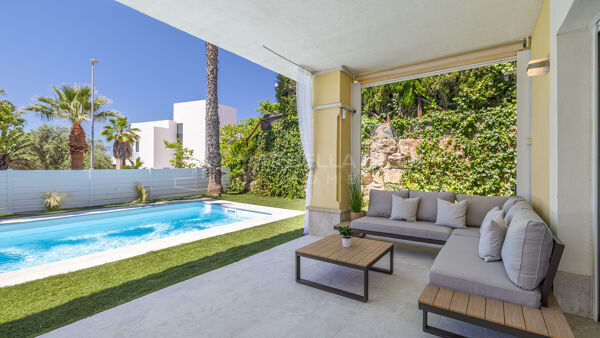 Renovated Contemporary Villa for Sale in Santa Clara Golf, Marbella East