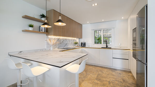 Renovated Contemporary Villa for Sale in Santa Clara Golf, Marbella East