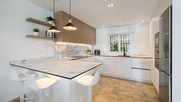 Renovated Contemporary Villa for Sale in Santa Clara Golf, Marbella East