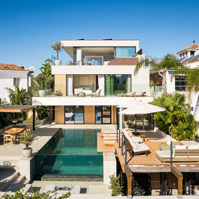 Luxusvilla mit Vermietungslizenz und Meerblick zum Verkauf in Nueva Andalucía Marbella
