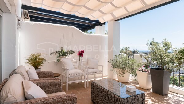 Élégant Penthouse Duplex avec Vue Panoramique sur la Mer à La Quinta Village, Nueva Andalucía