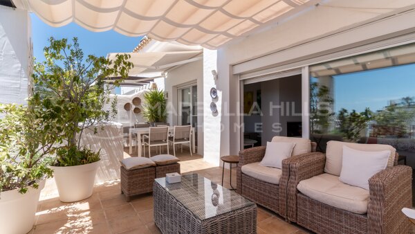 Élégant Penthouse Duplex avec Vue Panoramique sur la Mer à La Quinta Village, Nueva Andalucía