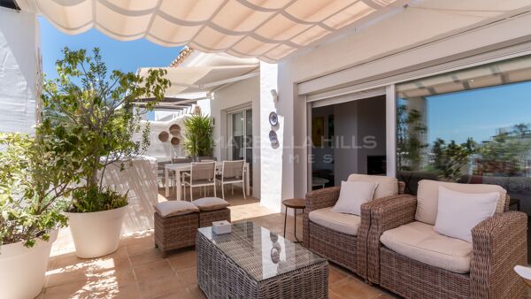 Elegantes Duplex-Penthouse mit Panoramablick auf das Meer in La Quinta Village, Nueva Andalucía