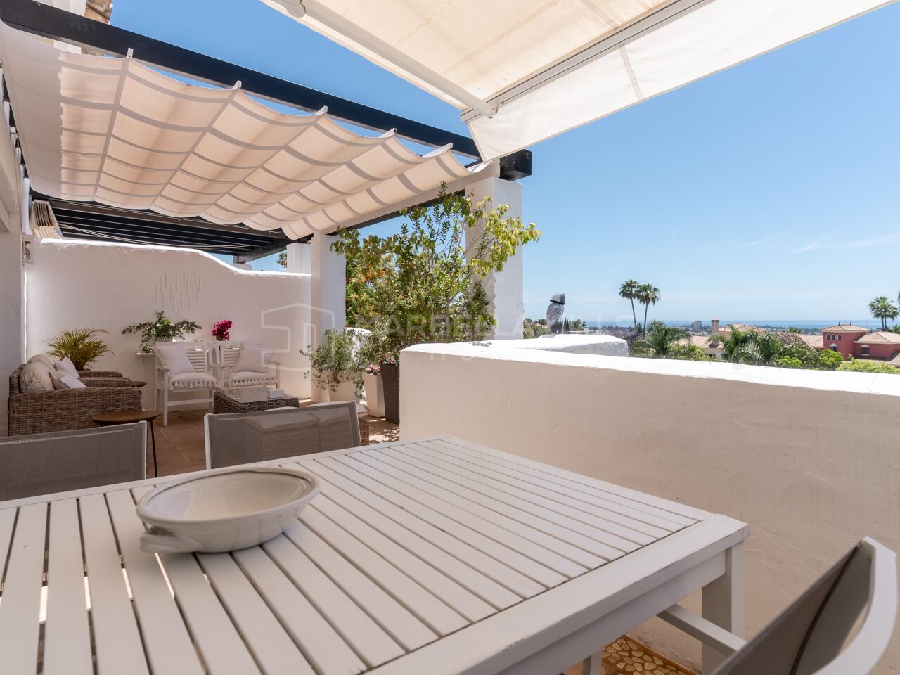 Elegantes Duplex-Penthouse mit Panoramablick auf das Meer in La Quinta Village, Nueva Andalucía