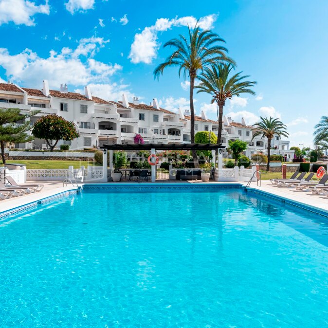 Appartement rénové en Rez-de-Chaussée à Vendre à Nueva Andalucía, Marbella avec Vue sur la Mer et à Quelques Minutes de Puerto Banús