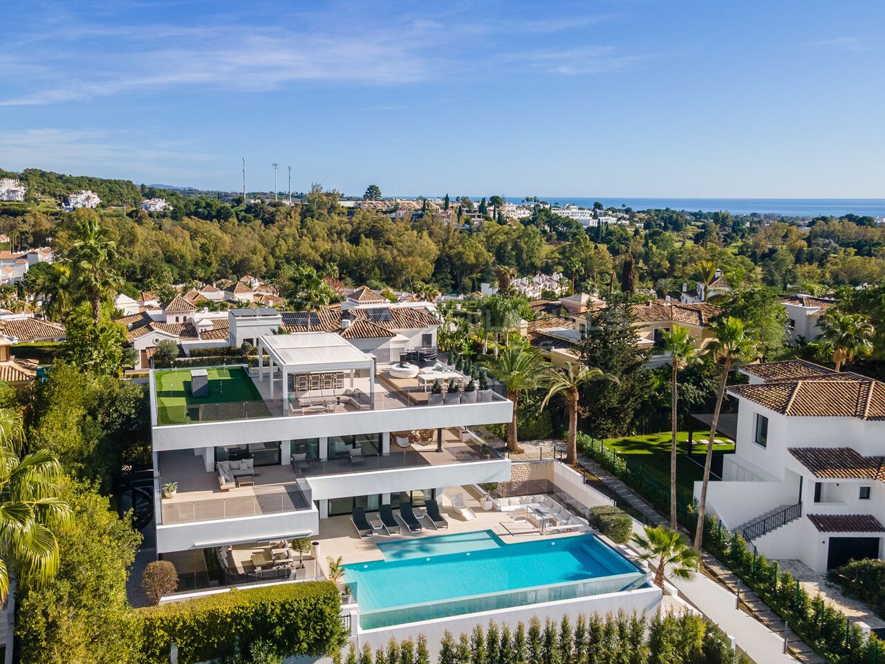 Villa Contemporaine de Luxe à Vendre à Nueva Andalucía, Marbella avec Vue sur la Mer et Rooftop Exclusif