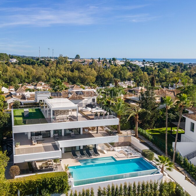 Villa Contemporaine de Luxe à Vendre à Nueva Andalucía, Marbella avec Vue sur la Mer et Rooftop Exclusif