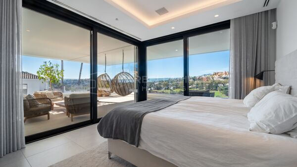 Villa Contemporaine de Luxe à Vendre à Nueva Andalucía, Marbella avec Vue sur la Mer et Rooftop Exclusif