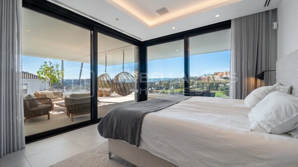 Villa Contemporánea de Lujo en Venta en Nueva Andalucía, Marbella con Vistas al Mar y Exclusiva Zona Rooftop