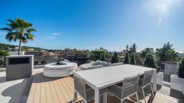 Villa Contemporaine de Luxe à Vendre à Nueva Andalucía, Marbella avec Vue sur la Mer et Rooftop Exclusif